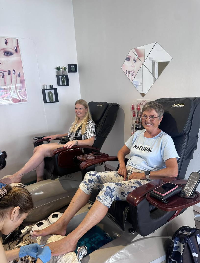 Glade kunder i Diamond Nails by CH – spa pedicure i en rolig og hyggelig salon i Holstebro